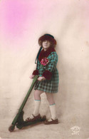 ENFANT - Demoiselle Au Chapeau Sur Sa Trottinette En Bois Vert - Carte Postale Ancienne - Abbildungen