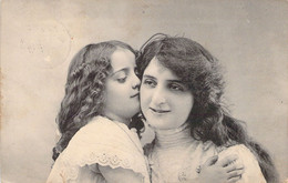 ENFANT - Fillette Embrasse Sa Mère - Cheveux Ondulés - Carte Postale Ancienne - Portraits