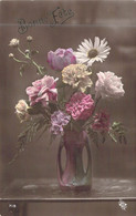 Fantaisie - Fleur - Marguerites Blanches - Roses Et Autres Fleurs De Couleurs Dans Un Vase - Carte Postale Ancienne - Flores