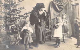 ENFANT - Fillettes Devant Un Vieillard En Manteau Et Fourrure - Barbe Blanche - Carte Postale Ancienne - Portraits