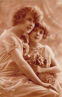 ENFANT - Jeune Fille Et Sa Mère - Robe Avec Des Fleurs - Bleuet 632 - Carte Postale Ancienne - Portraits