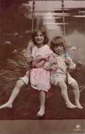 ENFANT - Enfants Sur Une Balançoire - Carte Postale Ancienne - Retratos