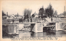 MILITARIA - Les Ruines De La Grande Guerre - DOUAI - Pont De L'entrée Des Eaux - LL - Carte Postale Ancienne - War 1914-18