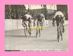 Photo Presse CYCLISME  - GERARDIN  Gagne Devant  MICHARD Et  SCHERENS - Aviation