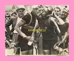 Photo Presse CYCLISME  - Syvère  MAES  Embrasse  VANOVERBERGHE - Cycling