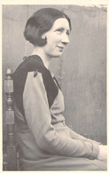 Fantaisies - Carte Photo - Portrait De Femme Assise Et De Profil - Carte Postale Ancienne - Frauen