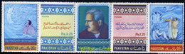 349214 MNH PAKISTAN 1977 POETA - Pakistan