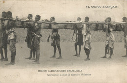 FRENCH CONGO - CHARPENTIERS PORTANT UN MADRIER A BRAZZAVILLE - MISSION CATHOLIQUE DE BRAZZAVILLE - 1907 - Congo Francese