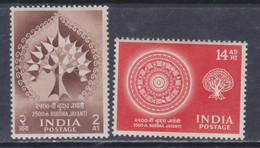 Inde N° 68 / 69 X 2500è Anniversaire De La Naissance De Bouddha, Les 2 Valeurs Trace De Charnière Sinon TB - Unused Stamps