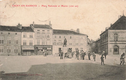 France - Ligny En Barrois - Place Nationale Et Mairie Côté Est - Impr. Meusienne - Animé - Carte Postale Ancienne - Bar Le Duc