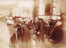 La Guerche De Bretagne * Jour De Marché * Femmes Costume Coiffe Villageois * Photo Circa Début 1900 10.8x8cm - La Guerche-de-Bretagne