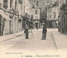 Loches * Le Photographe Et Son Appareil Photo , Rue Et Porte De L'hôtel De Ville * Grand Hôtel De France * Commerces - L'Île-Bouchard