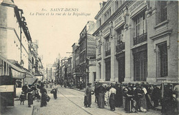 SAINT DENIS - La Poste Et La Rue E La République. - Poste & Facteurs