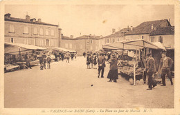 32-VALENCE-SUR-BAÏSE- LA PLACE UN JOUR DE MARCHE - Autres & Non Classés