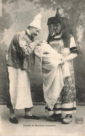 Folklore - Parrain Et Marraine Bressans - Bébé - Coiffe - Vêtements Traditionnels -  Carte Postale Ancienne - People