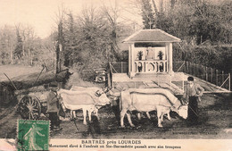 Folklore - Bartrès Près De Lourdes - Monument élevé à L'endroit Où Ste Bernadette Passait  - Carte Postale Ancienne - Personajes