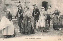 Folklore - L'auvergne Pittoresque - Un Baptême Auvergnat - Moustache -  Carte Postale Ancienne - Personajes