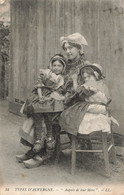 Folklore - Type D'auvergne - Auprès De Leur Mère - Enfant - Coiffe - Sabot -  Carte Postale Ancienne - Personajes