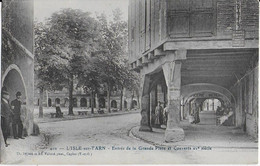 L 'ISLE  SUR TARN : Entrée De La Grande Place Et Couverts XVe Siècle (1915) - Lisle Sur Tarn