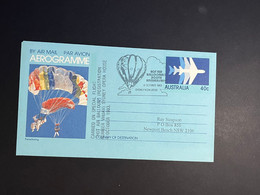 (4 Oø 44) Australia Aerogramme (2) Hot Air Baloon & Parachute - Aerogramas