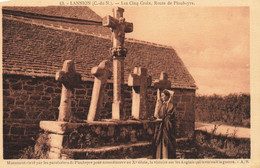 Lannion * Un Coin Du Village , Femme Bretonne En Coiffe & Costume , Les Cinq Croix , Route De Ploubeyre - Lannion