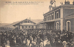 43-LE-PUY- LE 28eme JUBILE-DE N.D DU PUY - LA PLACE DE LA GARE A L'ARRIVEE D'UN TRAIN DU MATIN - Le Puy En Velay