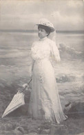 Photographie - Portrait - Robe - Parapluie - Chapeau - Femme  - Carte Postale Ancienne - Fotografie