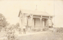 Photographie -  Vue Sur Une Maisonnette Coquette  - Hommes -  Carte Postale Ancienne - Photographs