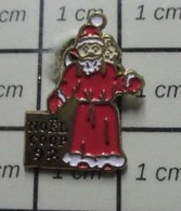 414A Pin's Pins / Beau Et Rare / NOEL / LE PERE NOEL (pas Le Graet Les Filles , Détendez Vous ) COOP 92 - Kerstmis