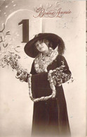 Bonne Année - Femme En Chapeau Et Manteau - Chiffre 1 - Carte Postale Ancienne - Nieuwjaar