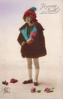 NOËL - Jeune Fille En Culotte Courte Avec Un Bonnet Rouge - Carte Postale Ancienne - Andere & Zonder Classificatie