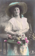 Fantaisie - Femme - Robe Broderie - Panier De Fleurs En Osier - Chapeau - Carte Postale Ancienne - Women