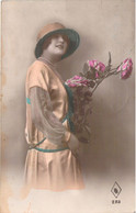 Fantaisie - Femme - Robe En Satin Et Chapeau - Fleurs  - Carte Postale Ancienne - Frauen