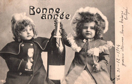 Fête - Nouvel An - Bonne Année - Enfant Se Servant Du Champagne - Vin Alcool - New Year