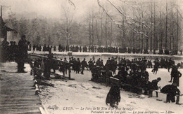 Lyon Parc De La Tête D'or -  Patineurs Sur Le Lac Gelé -  La Pose Des Patins - Sports D'hiver