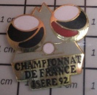 414c Pin's Pins / Beau Et Rare / SPORTS / PETANQUE CHAMPIONNAT DE FRANCE ISERE 92 - Bowls - Pétanque