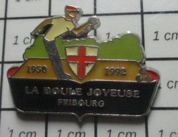 414c Pin's Pins / Beau Et Rare / SPORTS / PETANQUE LA BOULE JOYEUSE FRIBOURG SUISSE - Petanque