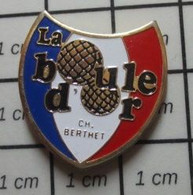 312b Pin's Pins / Beau Et Rare / SPORTS / PETANQUE CH BERTET LA BOULE D'OR .... Ne La Réveillons Pas ! - Pétanque