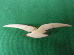 Broche En Os " Mouette " En Vol Épingle Absente  Souvenir D Un Bord De Mer Années 1950 - Andere & Zonder Classificatie