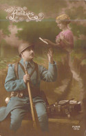 Militaria - Militaire Envoie Une Lettre à Sa Femme - Fusil - Sacoche - Amitiés - Carte Postale Ancienne - Patriottiche