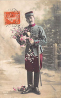 Militaria - Militaire Porte Un Bouquet De Fleurs  - Képi -  Carte Postale Ancienne - Heimat