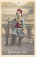 Militaria - Enfant Déguisé En Militaire - Fusil - Oui! Attendons Qu'elle Sonne.. -  Carte Postale Ancienne - Patriottisch