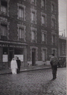 ROBERT DOISNEAU - La Stricte Intimité - Montrouge 1945 - Doisneau