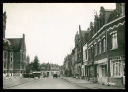 * Cpsm - MERVILLE - Rue Du Pont De Pierre - Café Poissonnerie Vieilles Voitures - Animée - 913 - Edit. COMBIER - 1967 - Merville