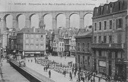 Morlaix * Perspective De La Rue D'aiguillon Et La Place De Viarmes * Passage De Troupes Régiment * Militaria - Morlaix