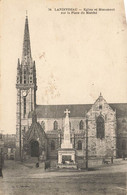Landivisiau * Place De L'église Et Monument Sur La Place Du Marché - Landivisiau