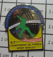 414c Pin's Pins / Beau Et Rare / SPORTS / PETANQUE GRENOBLE 93 LA BOULE DE L'ESPOIR 67 CHAMPIONNAT DE FRANCE - Petanca