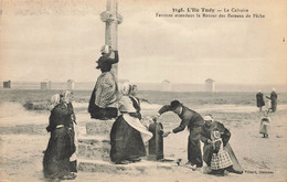 L'ile Tudy * Vue Sur Le Calvaire * Femmes Attendant Le Retour Des Bateaux De Pêche * Coiffe - Ile Tudy