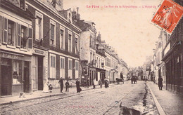 FRANCE - 02 - LA FERE - La Rue De La République - L'Hôtel De Ville - Carte Postale Ancienne - Autres & Non Classés