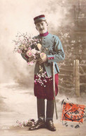 Militaria - Uniforme - Képi - Militaire - Fleurs -   Carte Postale Ancienne - Patrióticos